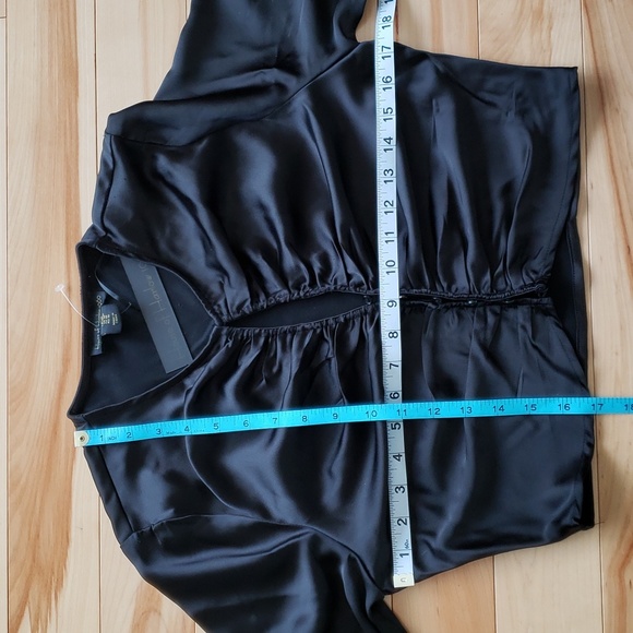 House of Harlow satiny keyhole top - Picture 8 of 8